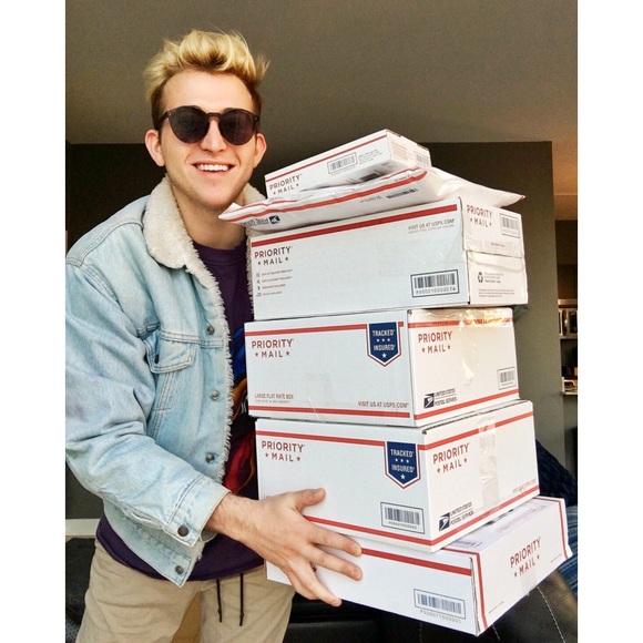 ⭐️ Collin’s Closet ⭐️ - Picture 3 of 7